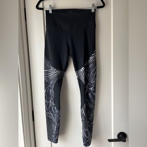 Nike Dri-fit leggings full length with feather design size medium